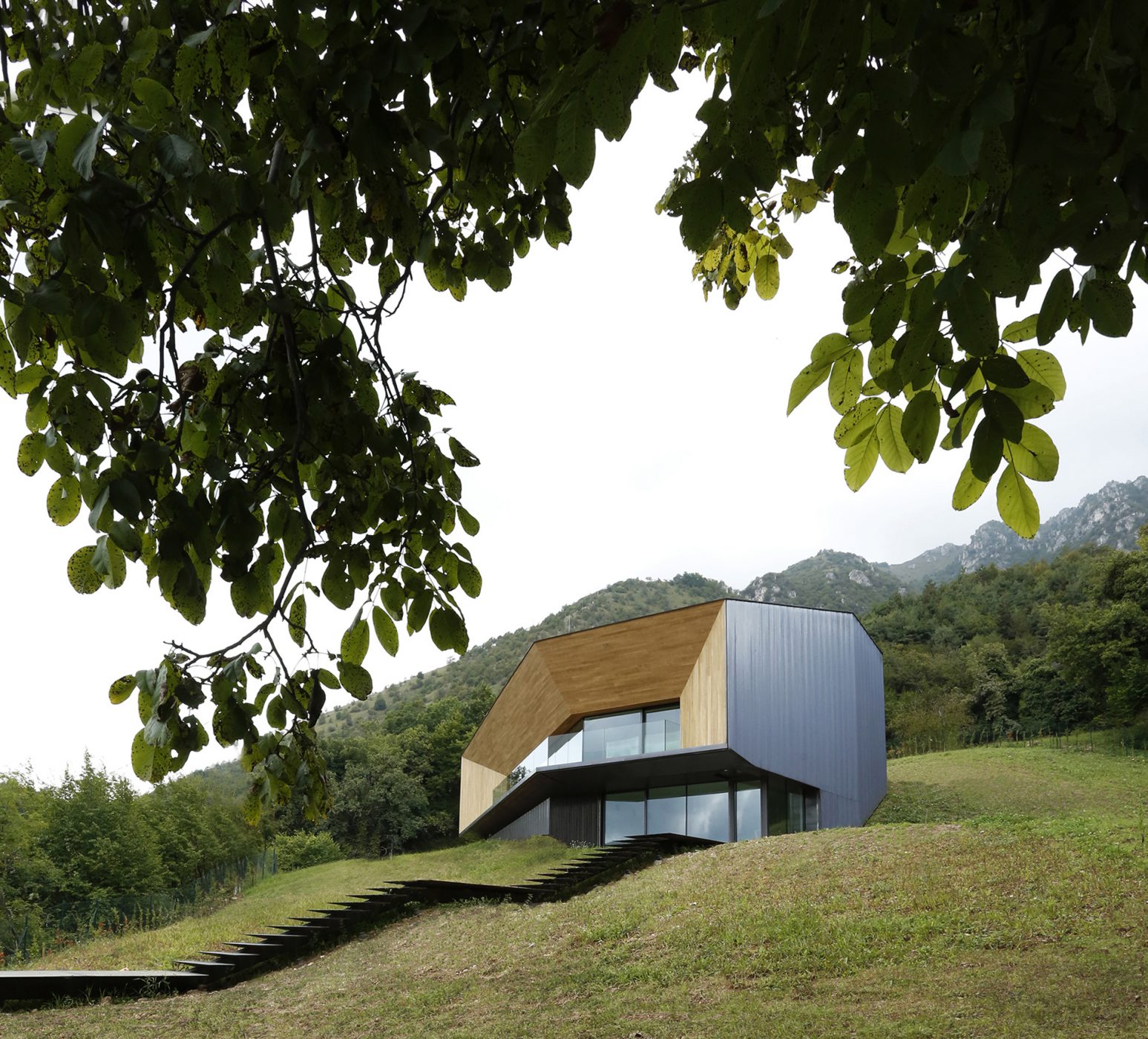 Villa su un terreno in pendenza