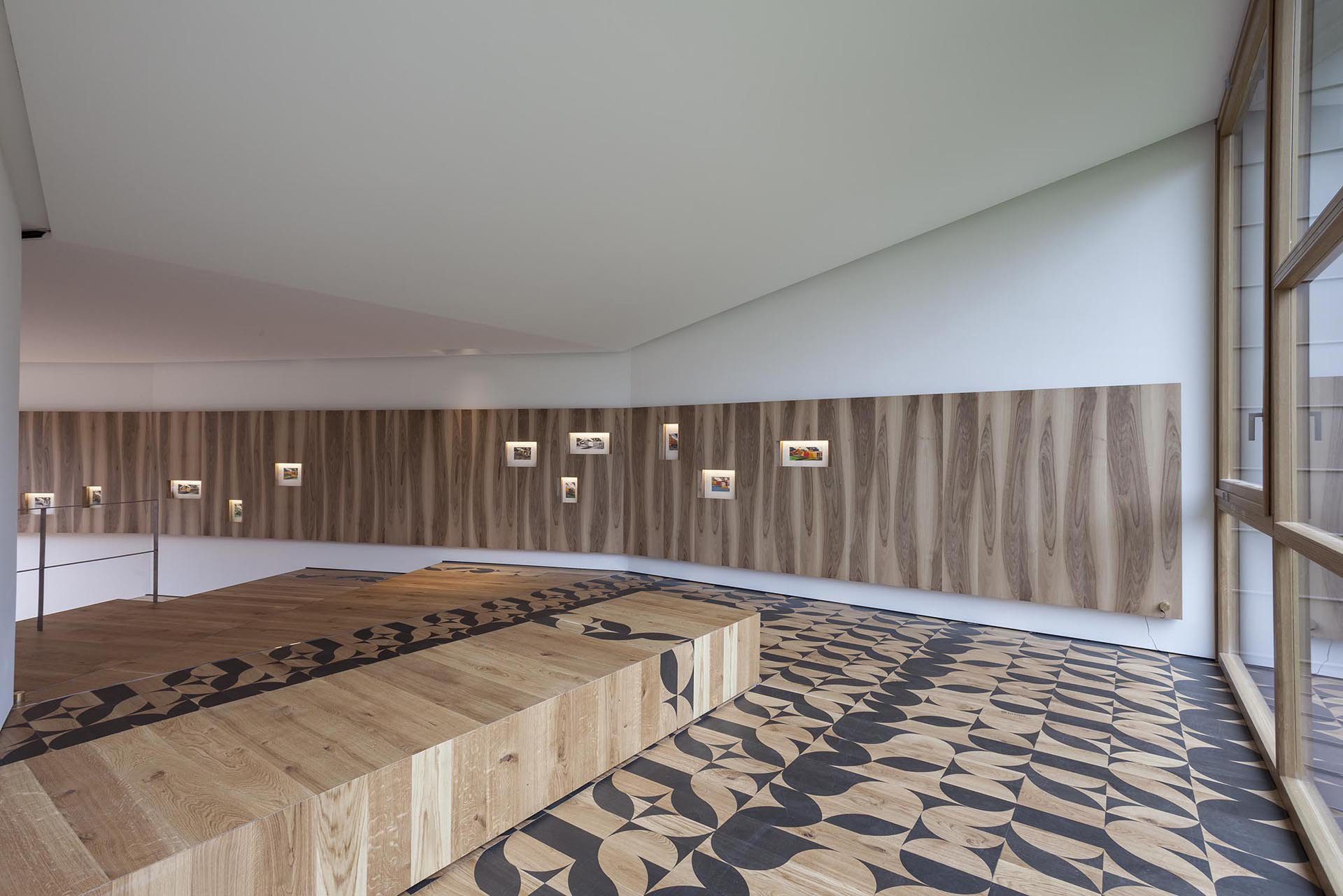 installazione in legno in una corta interna