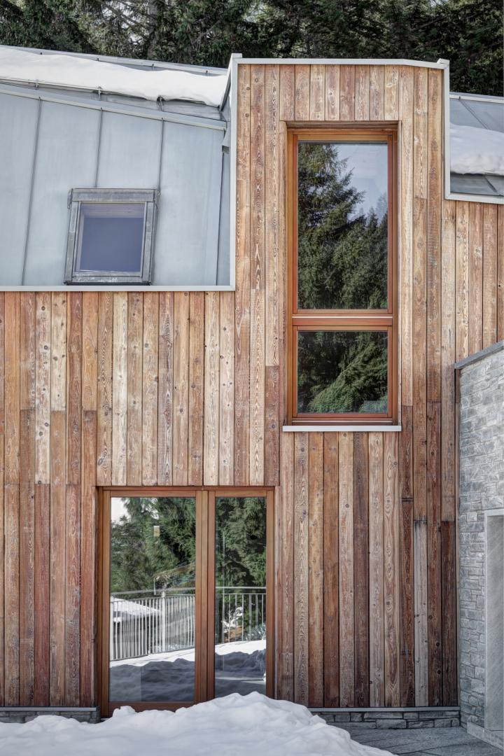 Villa in legno tra il paesaggio montano