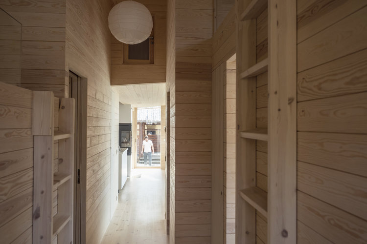 Casa in legno di pino tra gli alberi