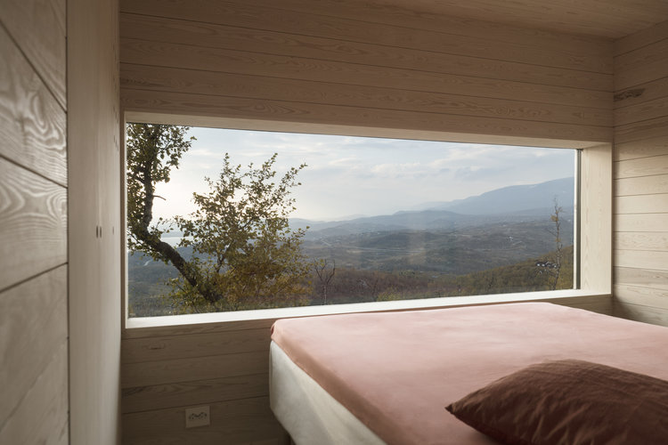 Casa in legno di pino tra gli alberi