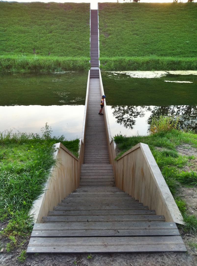 Ponte in legno immerso nell'acqua