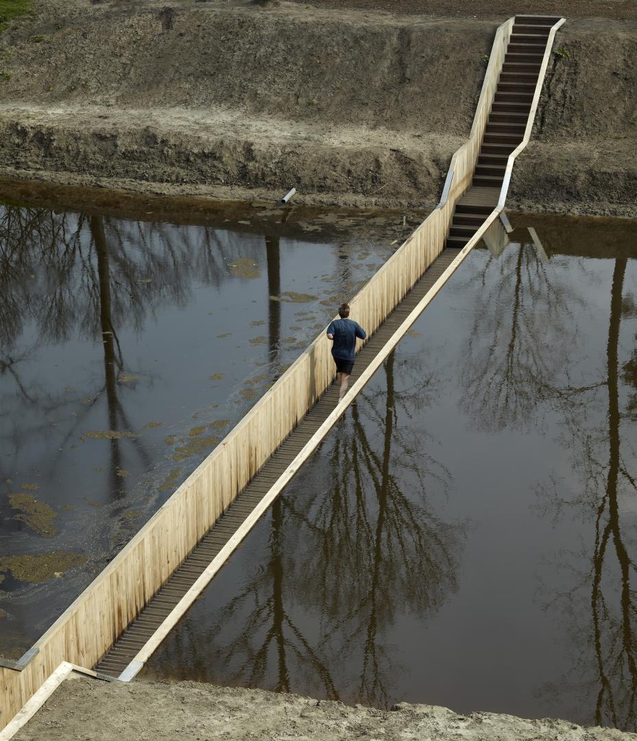Ponte in legno immerso nell'acqua