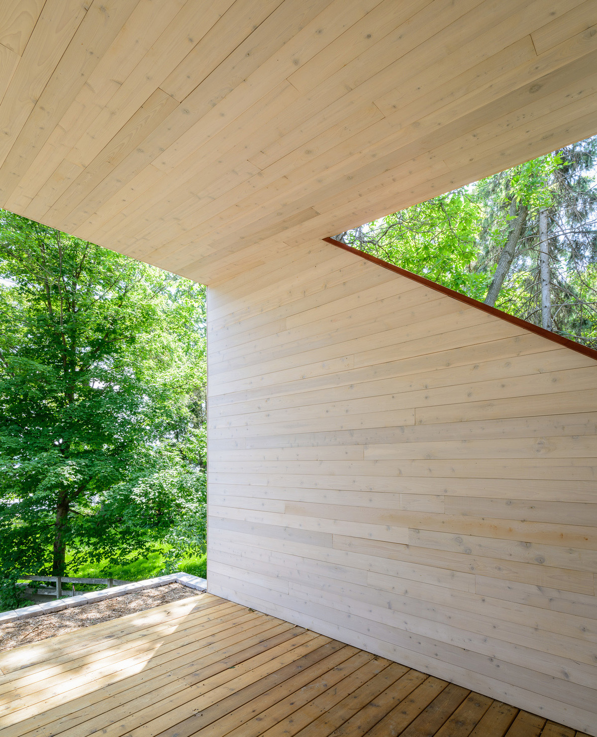 Casa in legno con basamento in pietra