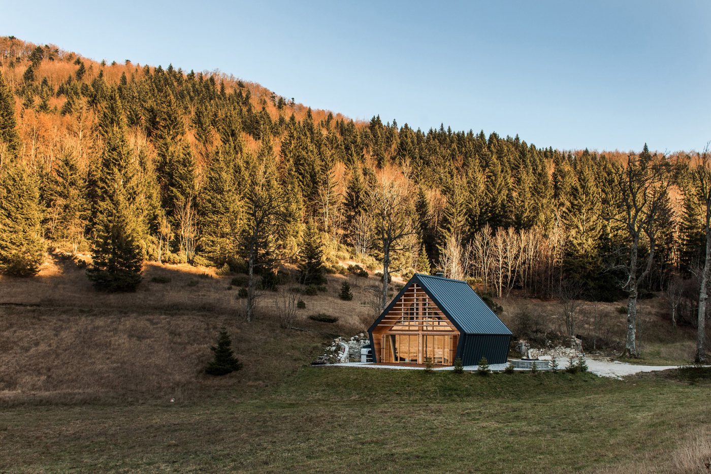 Casa de madera con formas tradicionales en la naturaleza