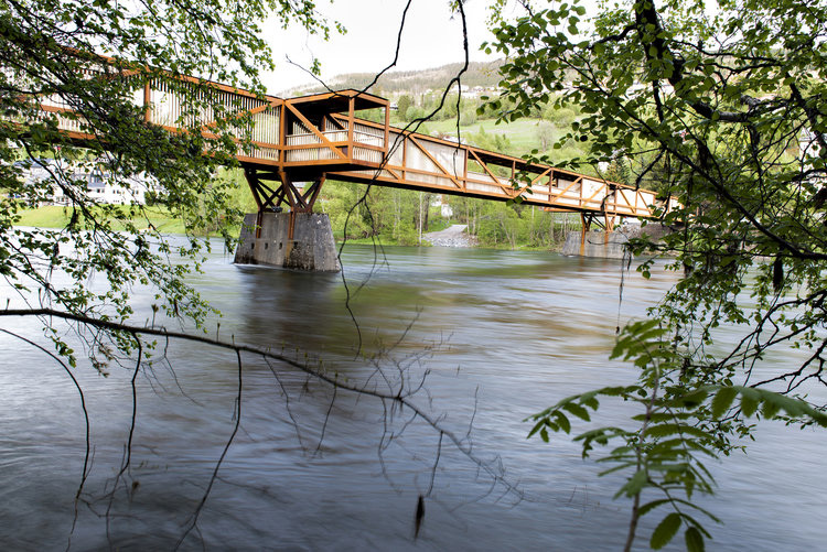 Ponte pedonale in corten e legno