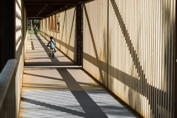 Ponte pedonale in corten e legno