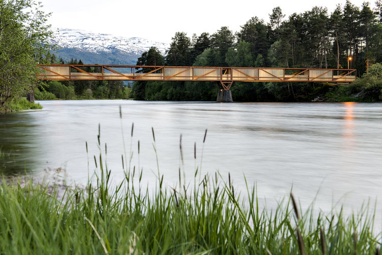 Ponte pedonale in corten e legno