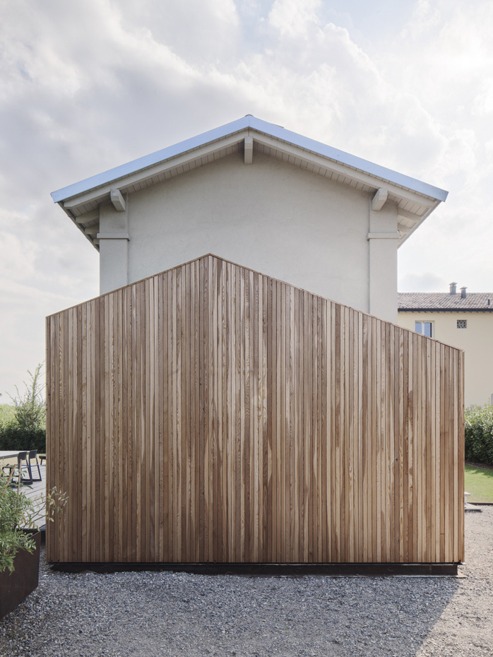 Extension and renovation of an old barn