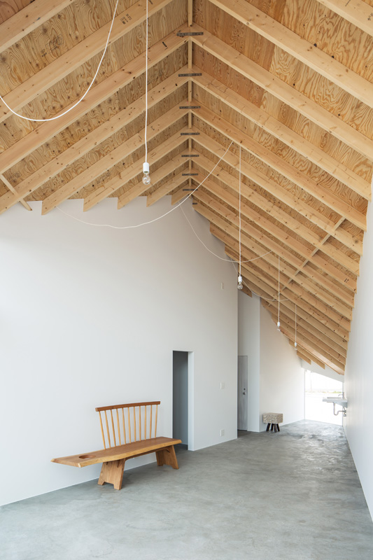 Interno atelier con tetto in legno