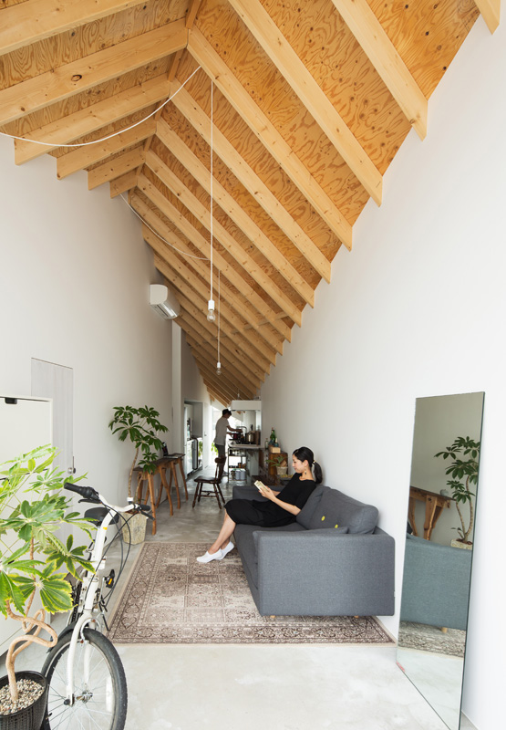 Interno atelier con tetto in legno