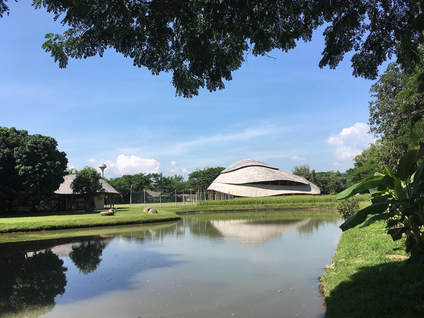 Scuola in Thailandia vicino al lago