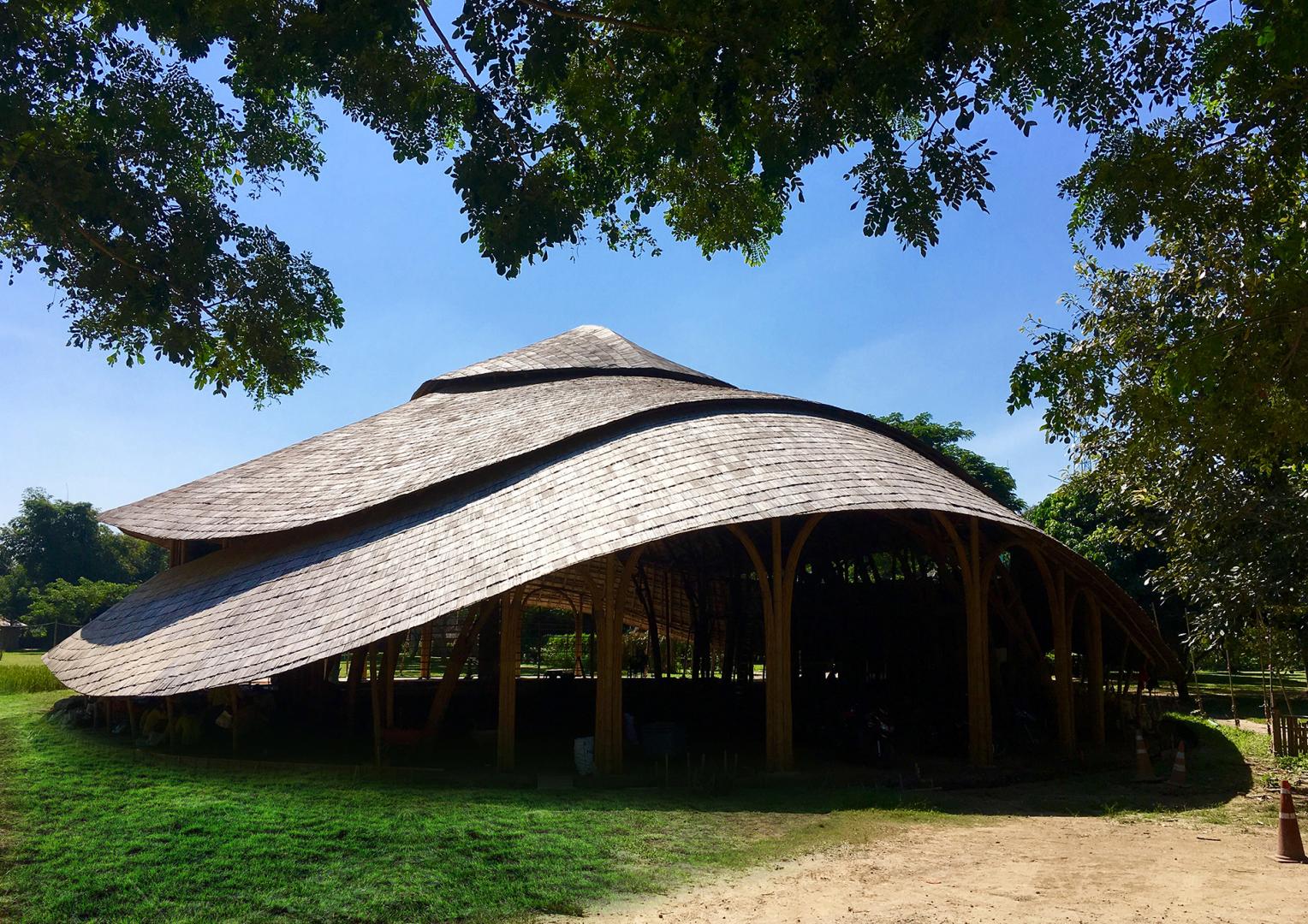 Scuola in Thailandia vicino al lago