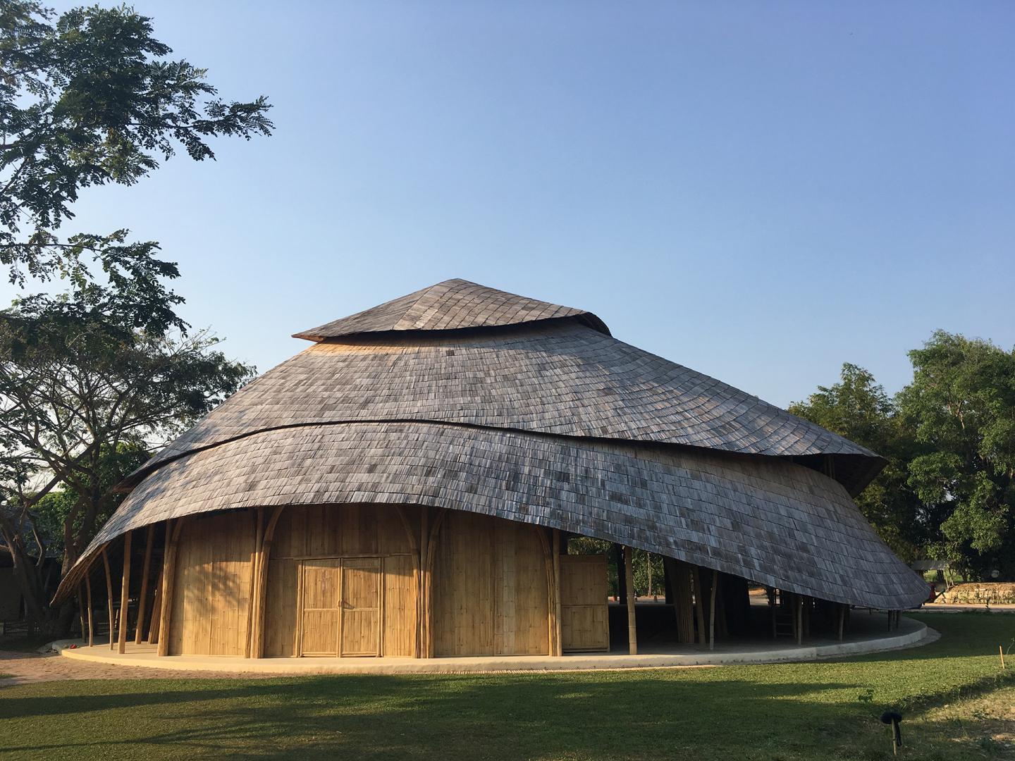 Scuola in Thailandia vicino al lago