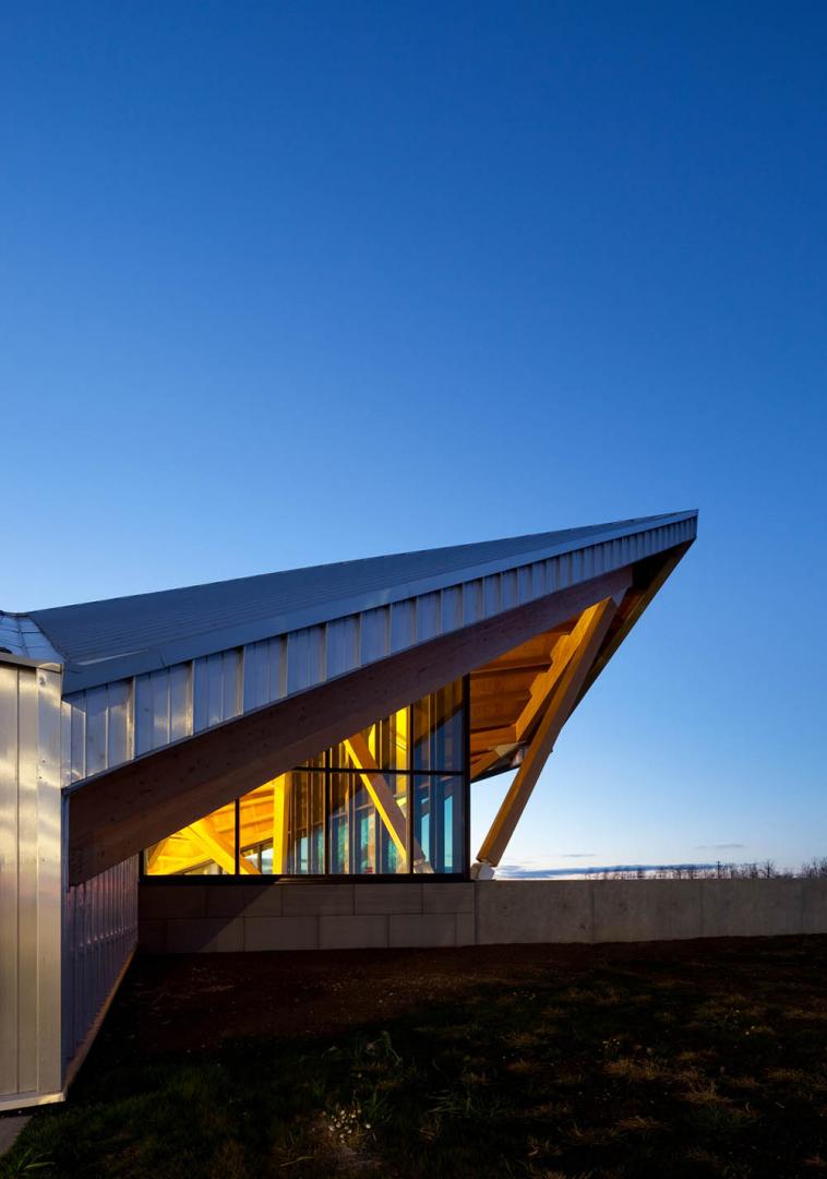 Wooden structure open to the landscape