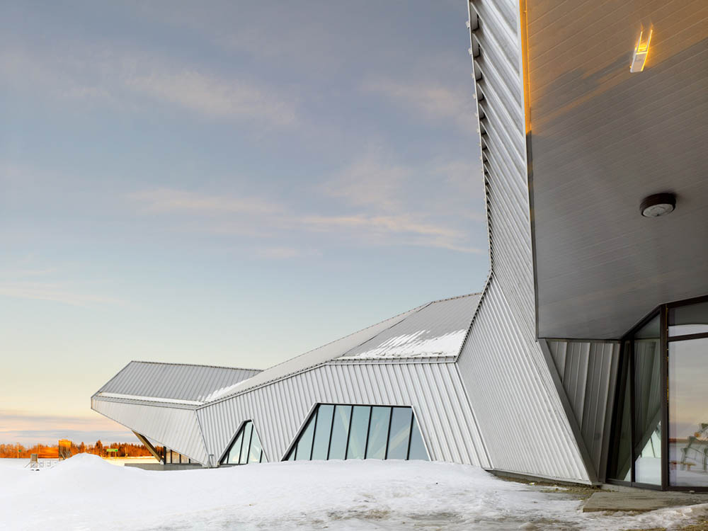 Wooden structure open to the landscape