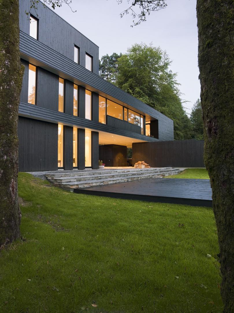 Villa in legno dalle forme contemporanee