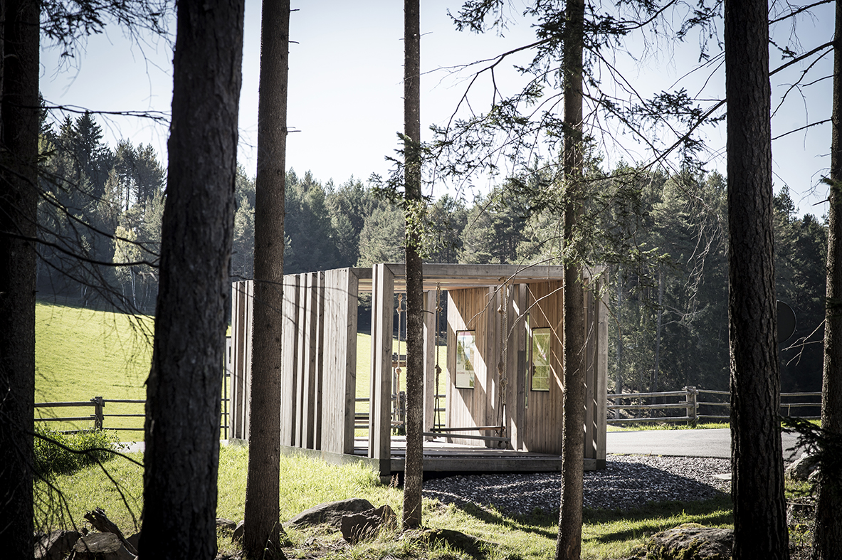 Espacio en la naturaleza en madera