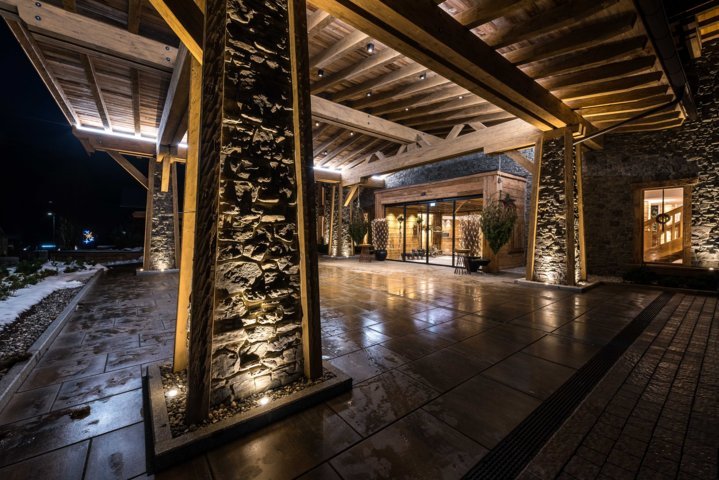 Recovery and restyling of a luxury resort in the Alps