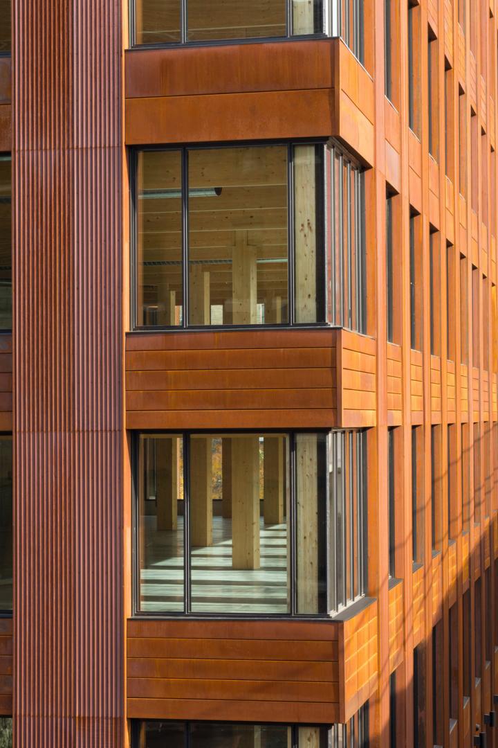 Uffici in legno con finestra quadrate