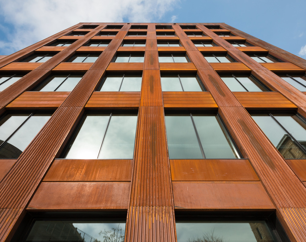 Uffici in legno con finestra quadrate