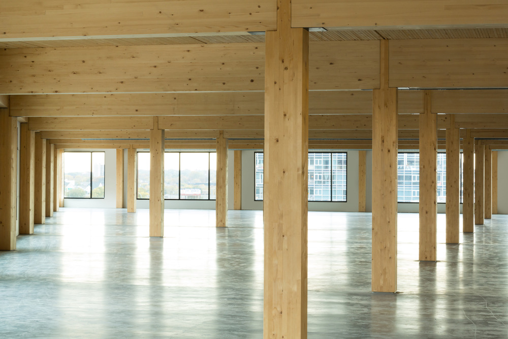 Uffici in legno con finestra quadrate