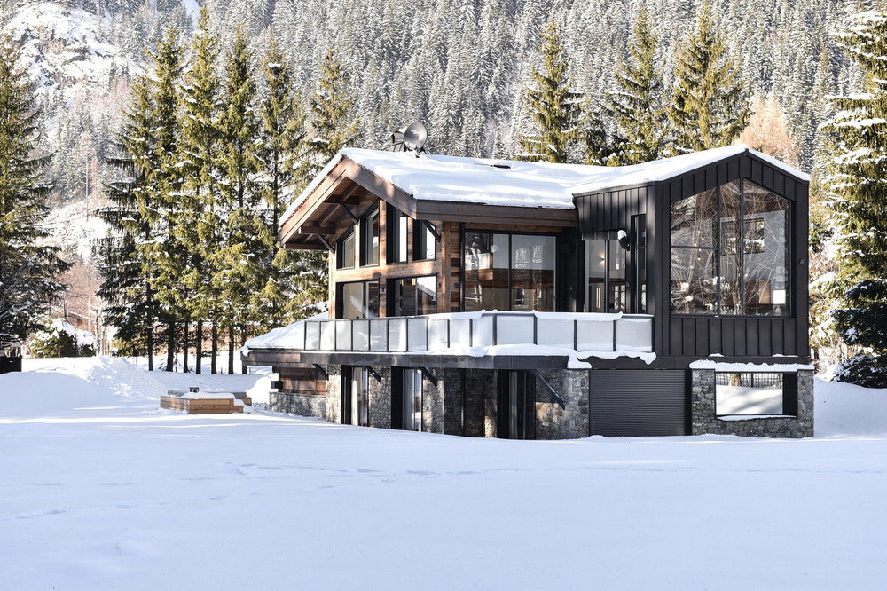 Cottage in legno tra le montagne innevate