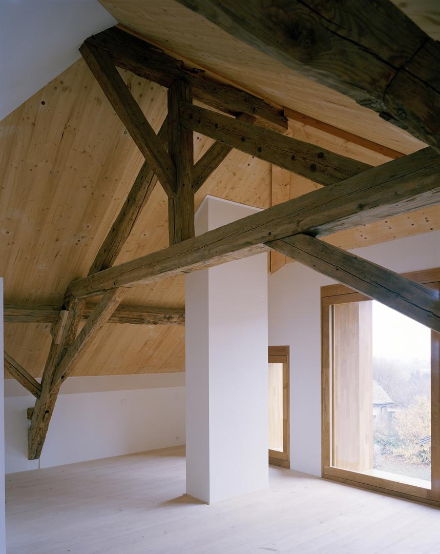 vecchio granaio e architettura contemporanea