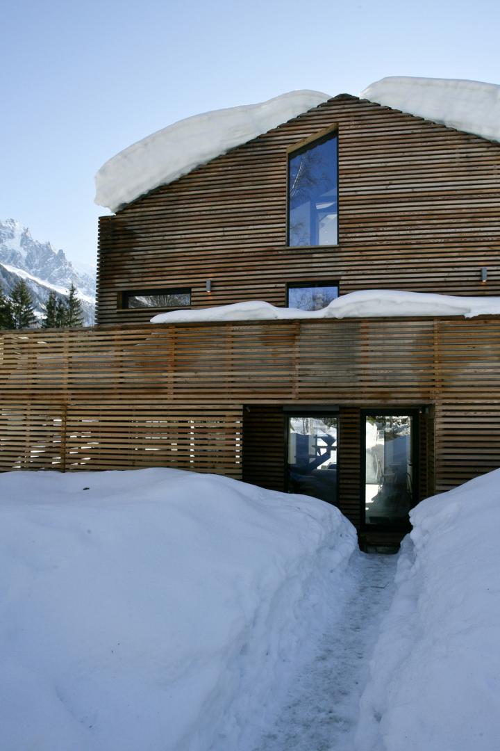 Baita in legno nella neve