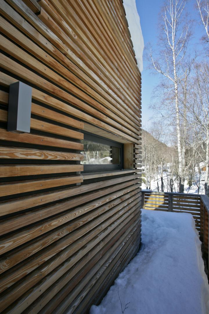 Baita in legno nella neve