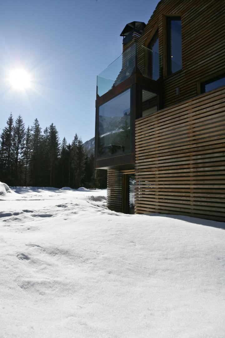 Baita in legno nella neve