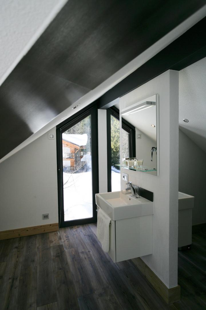 Baita in legno nella neve