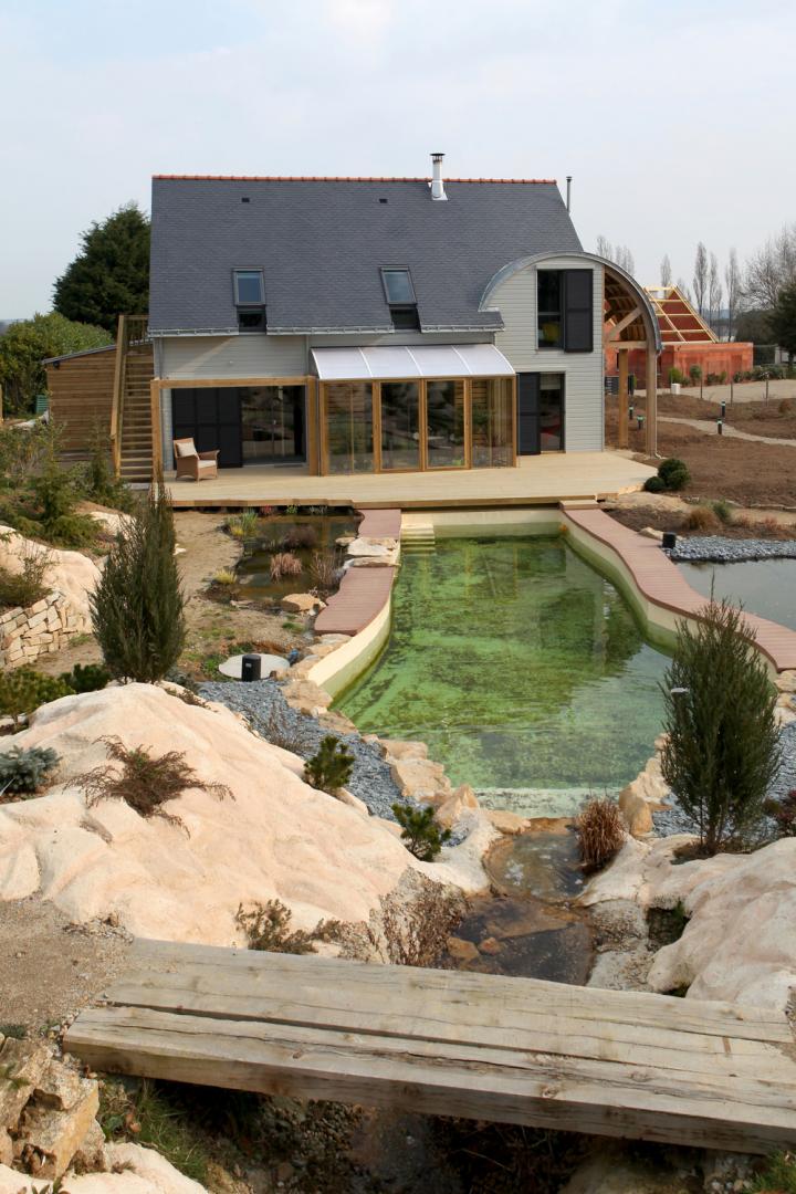 Residenza in legno con piscina esterna