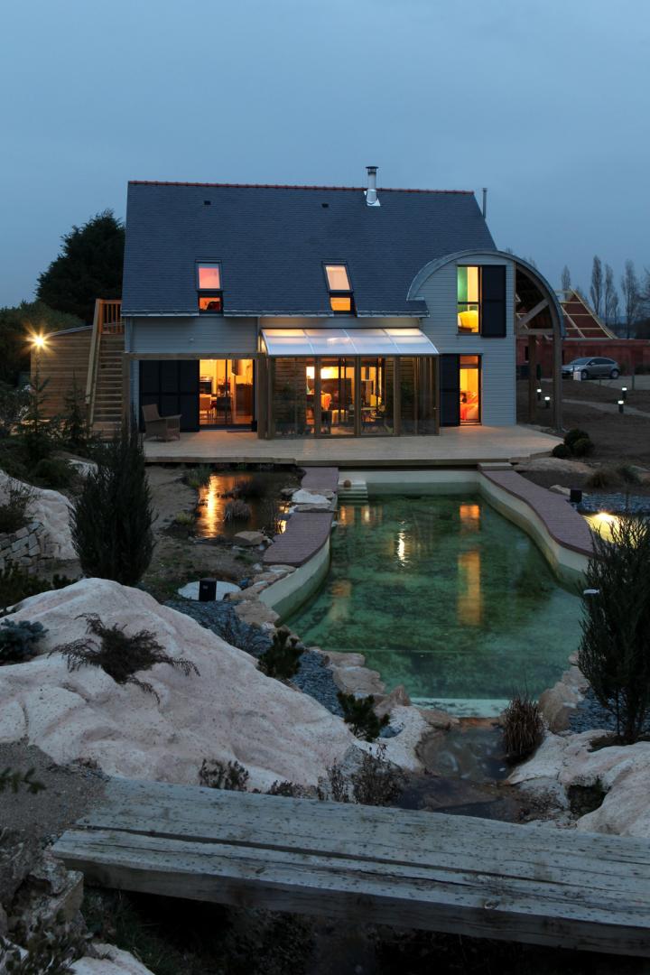 Residenza in legno con piscina esterna