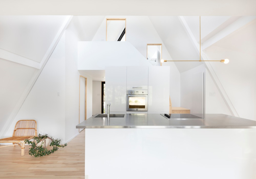 Formes géométriques et bois pour un cottage minimaliste au bord du lac