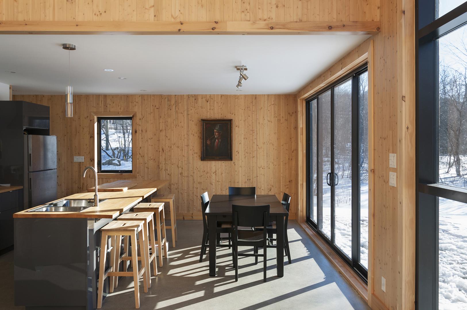 Casa in legno immersa nella natura
