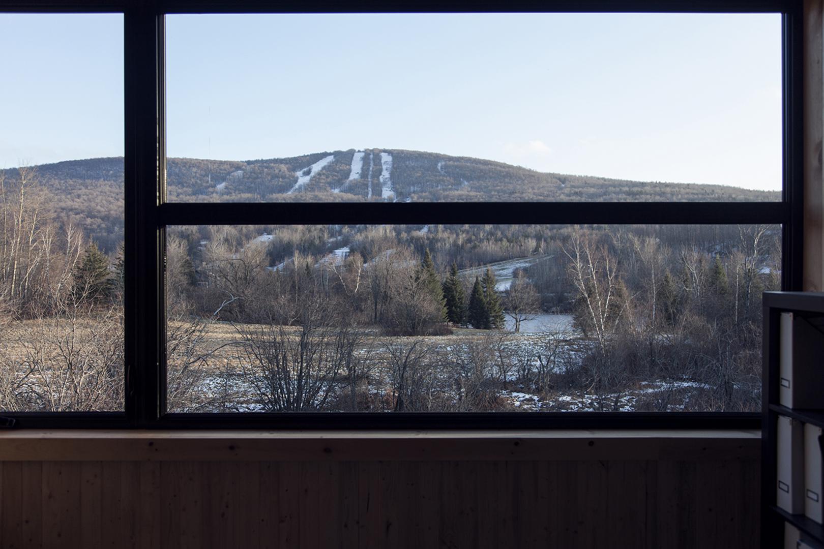 Casa in legno immersa nella natura