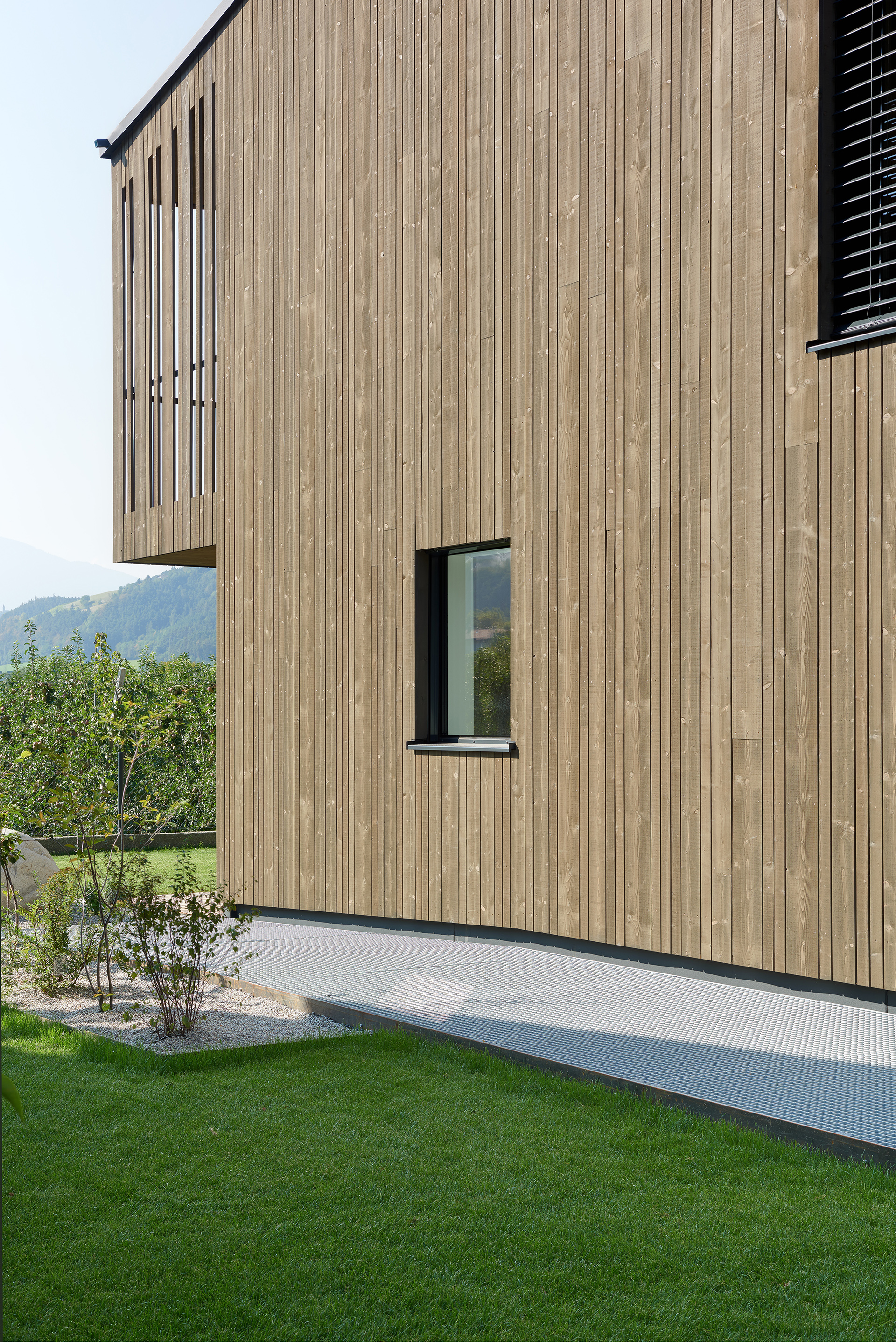 Residenza in legno aperta sul paesaggio