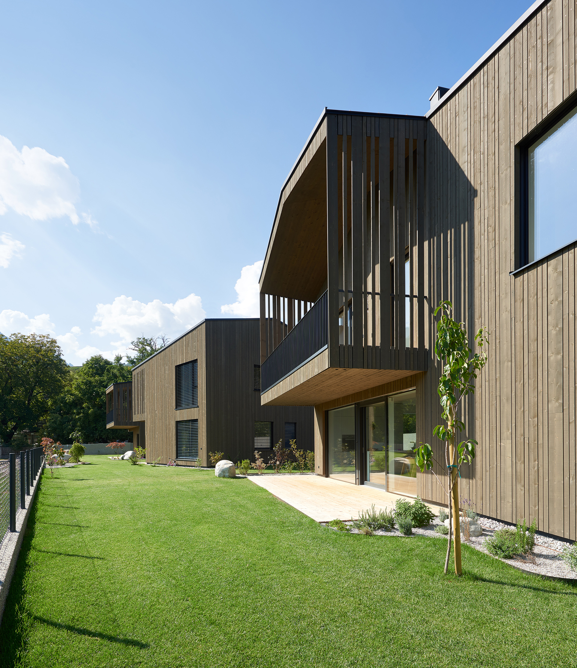 Residenza in legno aperta sul paesaggio