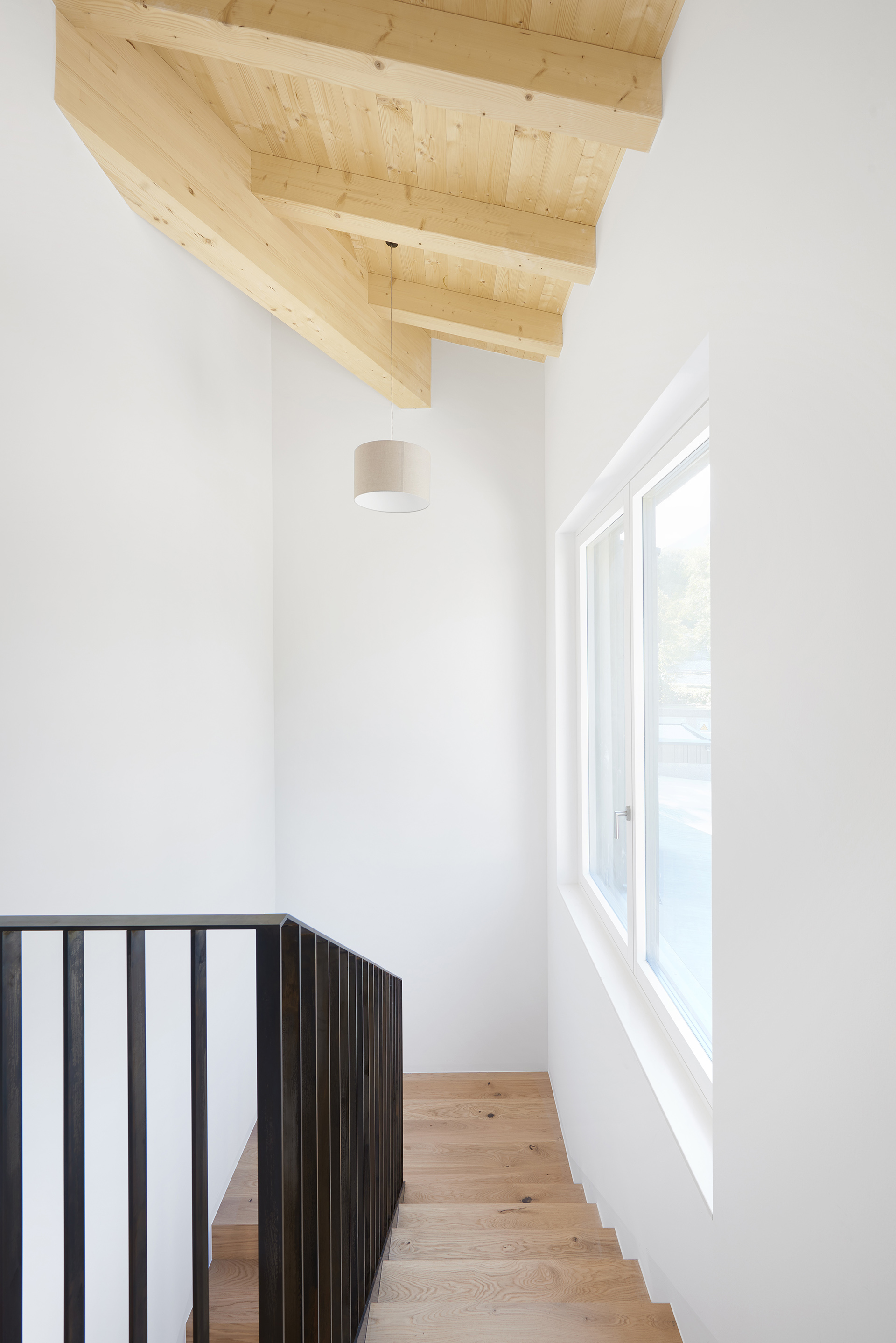 Residenza in legno aperta sul paesaggio