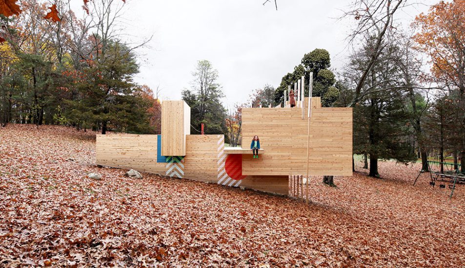 Estructura de madera para el juego en una pendiente