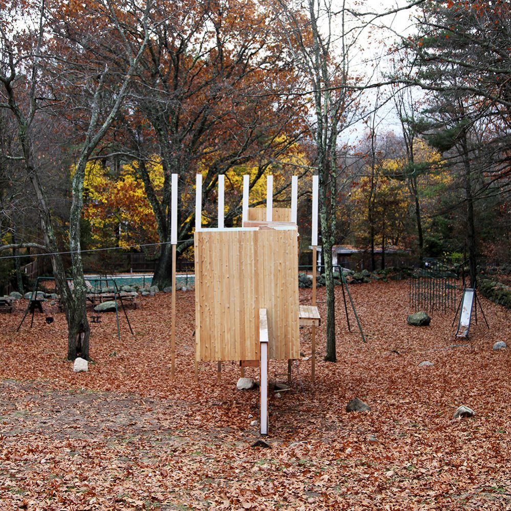 Wooden structure for playing on a slope