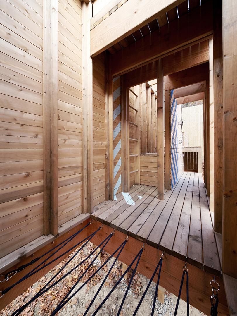 Wooden structure for playing on a slope