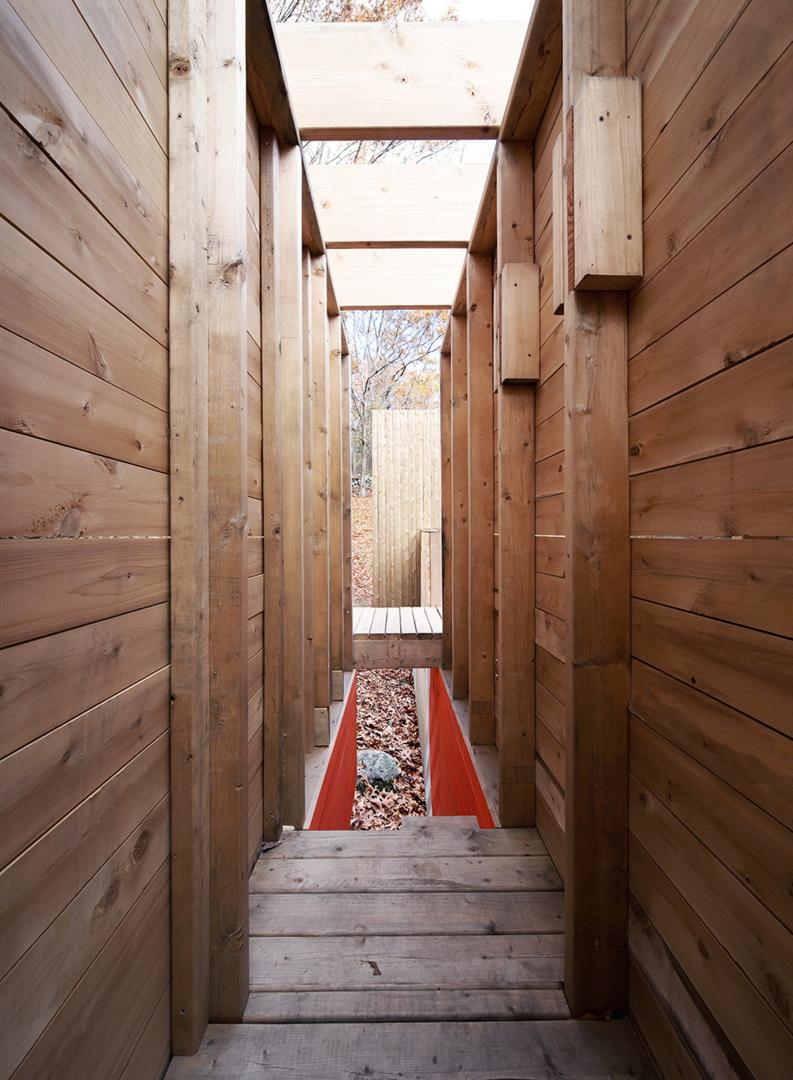 Wooden structure for playing on a slope