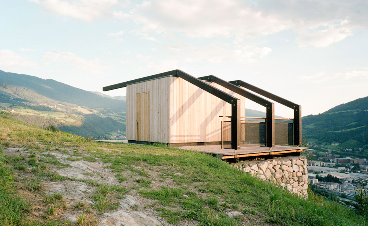 Cubo de madera entre la naturaleza