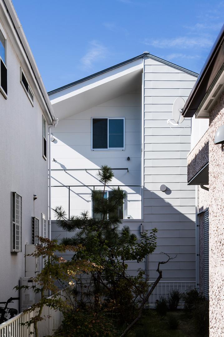 Cantilevered wooden house with horizontal slats