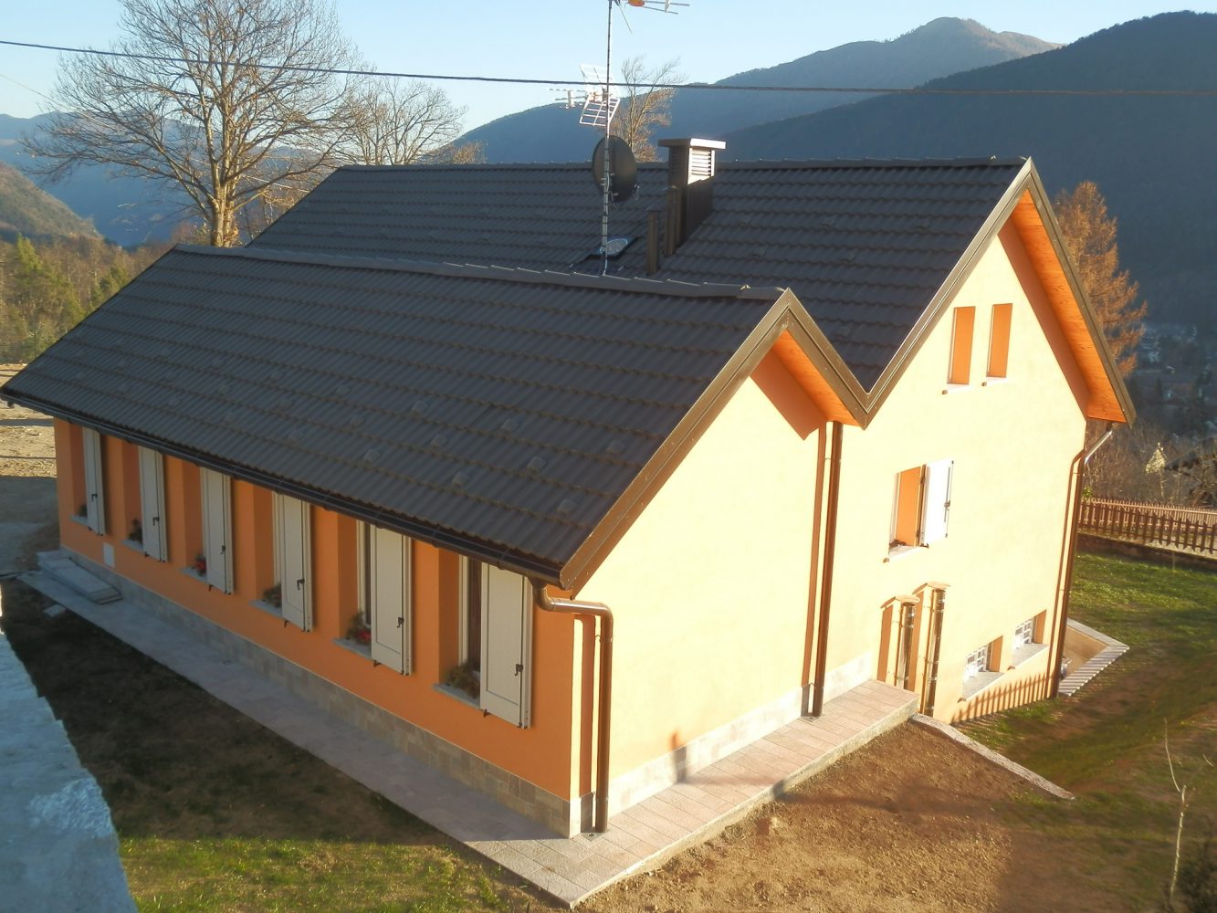 Casa in legno a due doppie falde