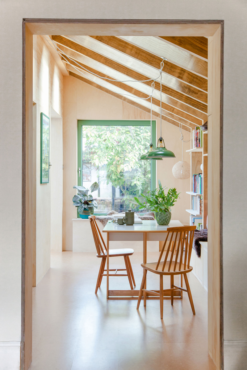 Wooden extension modifies the use of the ground floor