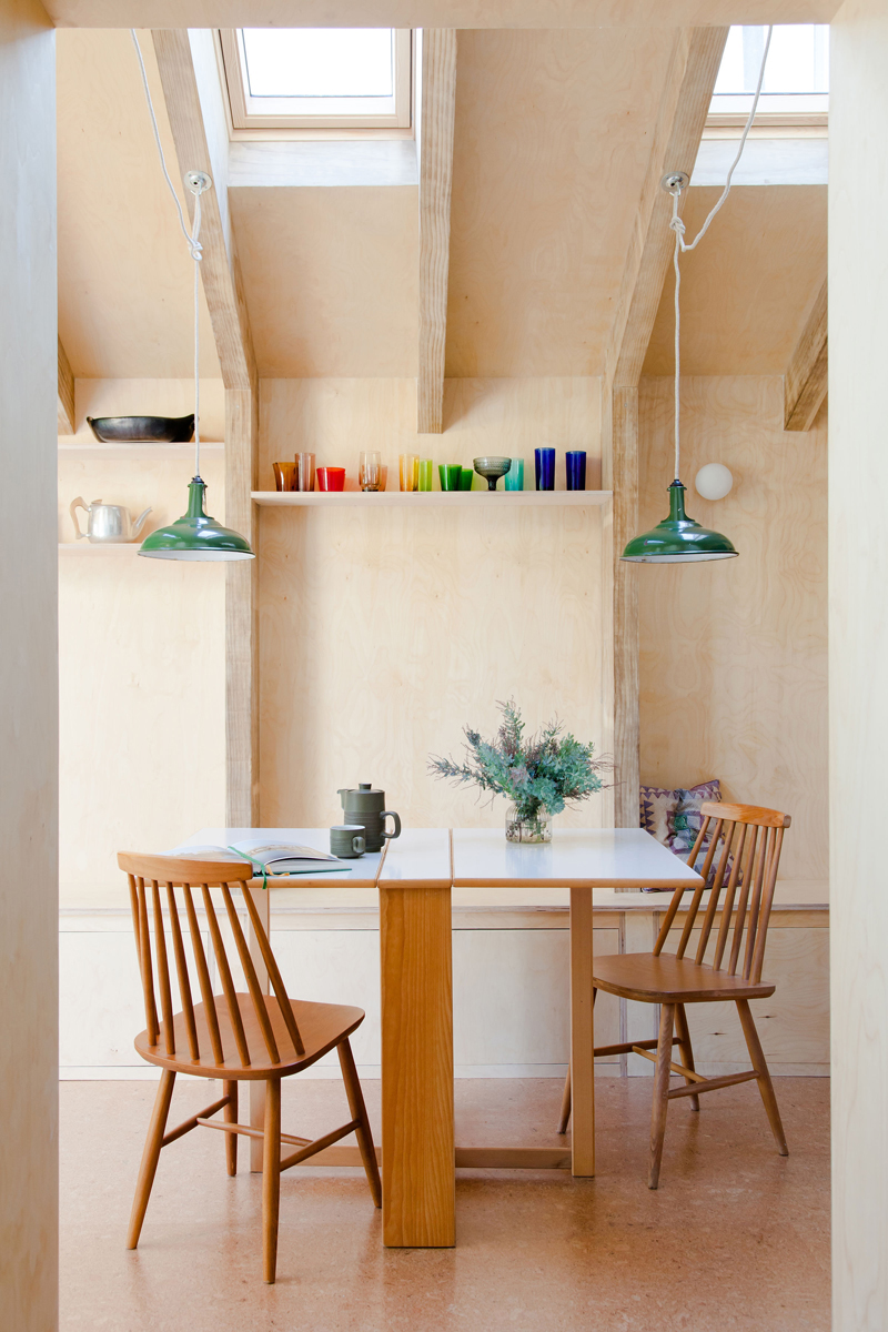 Wooden extension modifies the use of the ground floor