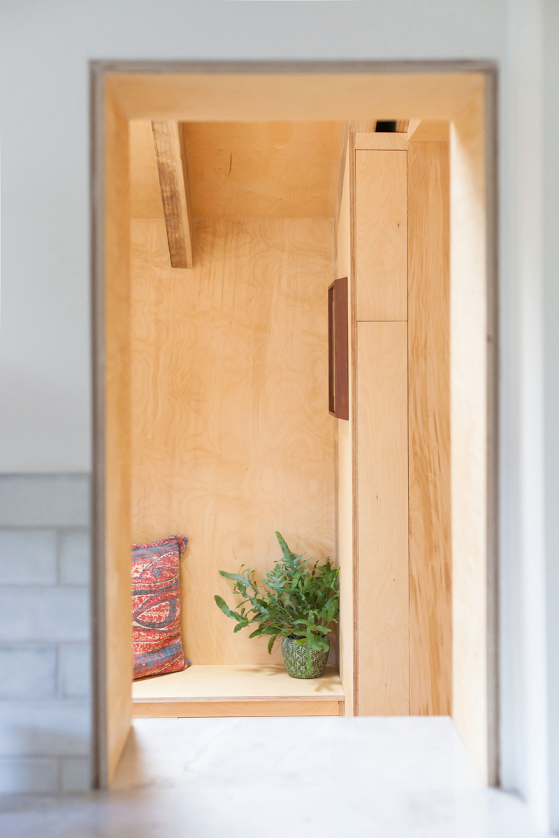 Wooden extension modifies the use of the ground floor